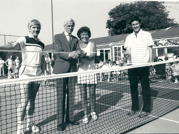1986 - Opening new courts, left to right, Martin Dunstan, Derek Cave, Mrs Wendy Tomlinson, Dr Rod Nicholson